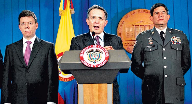El presidente de Colombia, Álvaro Uribe decidió destituir a 27 militares acusados por violaciones a los derechos humanos.