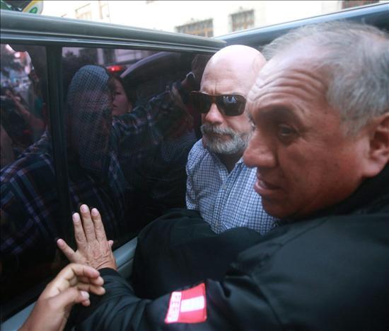 El ex ministro del primer Gobierno de Alan Garcia, Rómulo León, se entregó a la justicia peruana tras estar prófugo por 38 dias ante las acusaciones de corrupción en la concesión de lotes petroleros.