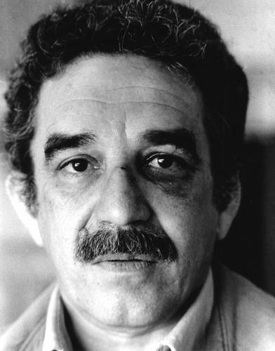 Foto tomada a Gabriel Garcia Márquez después del incidente que tuvo con el escritor Mario Vargas Llosa, en donde se puede apreciar las huellas del "supuesto" puñetazo que recibió el "Premio Nobel" de manos del peruano.